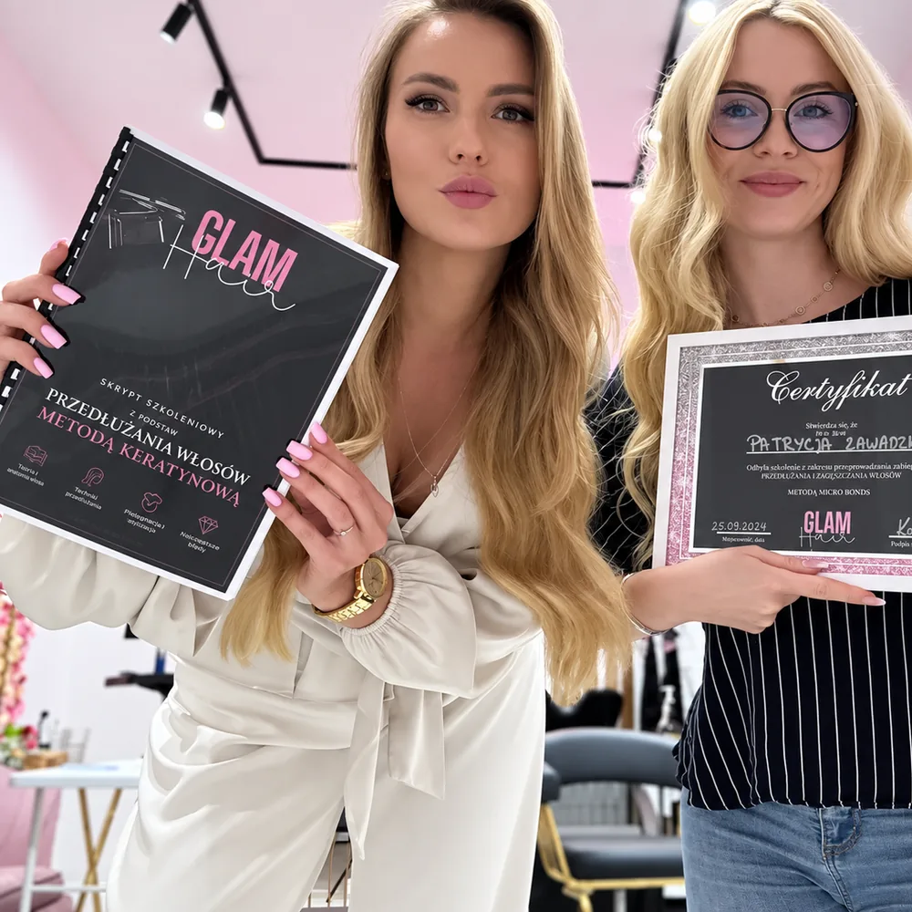 Kursantka z certyfikatem obok prowadzącej z czarną teczką szkoleniową Glam Hair