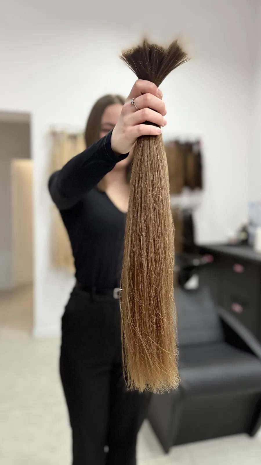 Ścięta kitka trzymana w dłoni w salonie